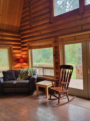 Smart TV, fireplace, books - Cozy, rustic private cabin in the woods! Skip to the river & CDA bike trail! (Kingston)