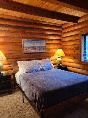 3 bedrooms, desk, iron/ironing board, free WiFi - Cozy, rustic private cabin in the woods! Skip to the river & CDA bike trail!  (Kingston)