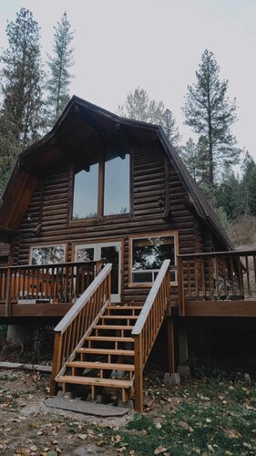 Cozy, rustic private cabin in the woods! Skip to the river & CDA bike trail!