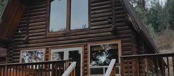 Cozy, rustic private cabin in the woods! Skip to the river & CDA bike trail!