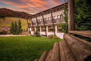 Property grounds - Casa Muntelui (Fundata)