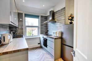 Fridge, microwave, oven, stovetop - Amazing 2 Bed London Apartment, perfect for business stays or leisure guests (London)