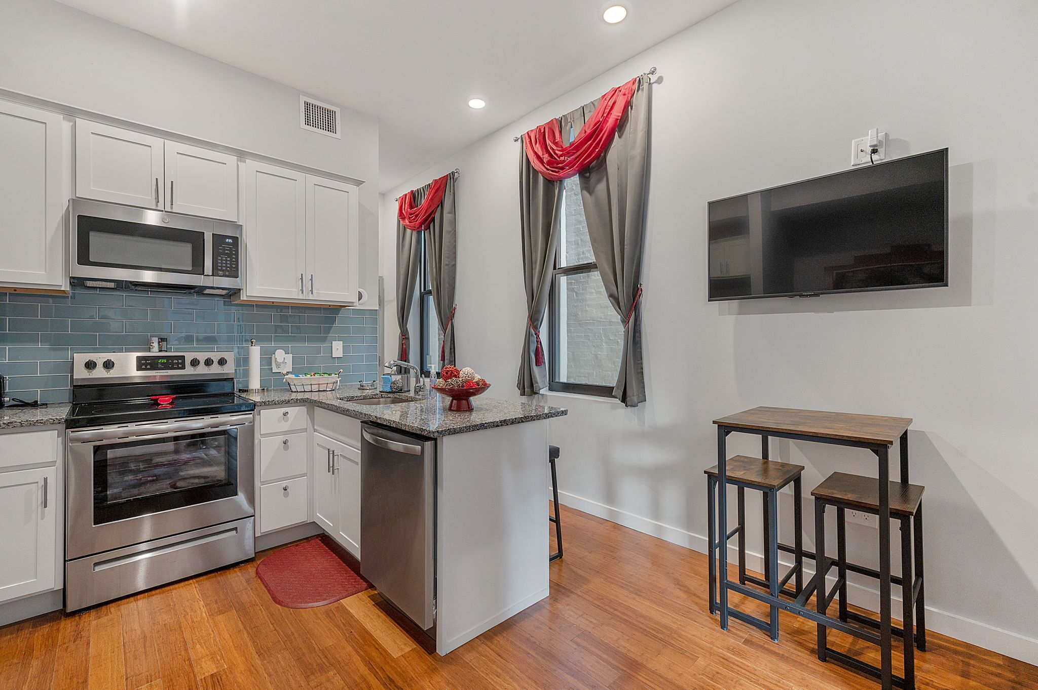Luxe+1st floor Apt+OTR & Vine+WiFi+no car needed, walk everywhere in minutes!