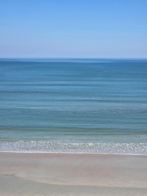 Plage, chaises longues, serviettes de plage