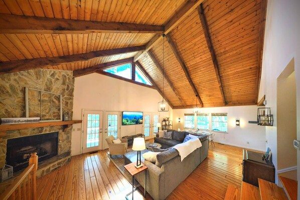 تلفزيون، مدفأة، تنس طاولة