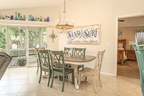 Dining - NEW-Coastal, pool home and space for your boat & RV (Vero Beach)