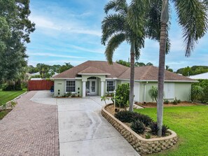 Exterior - NEW-Coastal, pool home and space for your boat & RV (Vero Beach)