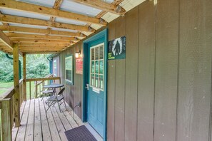 Outdoor dining - Serene Briceville Vacation Rental Cabin w/ Grill! (Briceville)