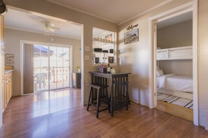 3 bedrooms, in-room safe, desk, iron/ironing board - Hermosa House ECO-HOME - Quiet, Peaceful 3BR + Free Parking by Logan Square (Chicago)