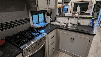 Frigorifero, microonde, forno, piano cottura