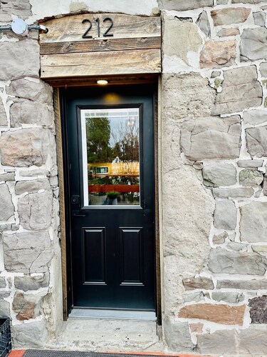 Fully-furnished Modern Apartment / Executive Suite in Heart of Town
