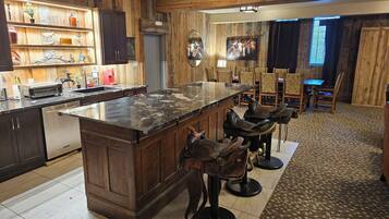 Family Studio Suite | Private kitchen | Full-size fridge, microwave, stovetop, dishwasher
