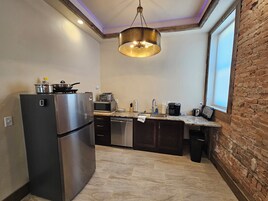 Superior Studio Suite | Private kitchen | Full-size fridge, microwave, stovetop, dishwasher