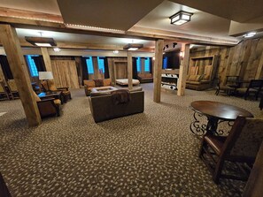 Living area - Eaglescape Suites and Event Center (Miles City)