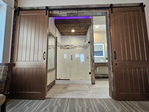 Suite estudio ejecutiva | Baño | Regadera, secadora de cabello, toallas, jabón