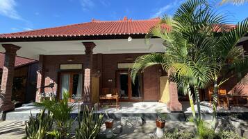 Vista frontal de la propiedad