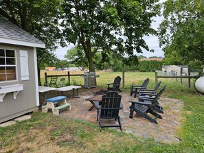 Outdoor dining - Very Comfy Farmhouse Apartment Unit A, 1st FL (Smoketown)
