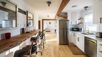 Jääkaappi, mikroaaltouuni, uuni, liesi