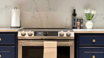 Microwave, oven, stovetop, cookware/dishes/utensils