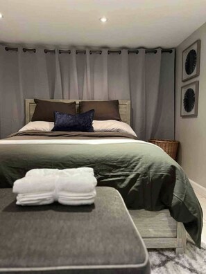1 habitación, tabla de planchar con plancha, cuna de viaje y wifi 