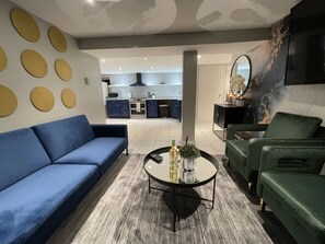 Smart TV - The Circle Suite Near JFK Airport (Queens)