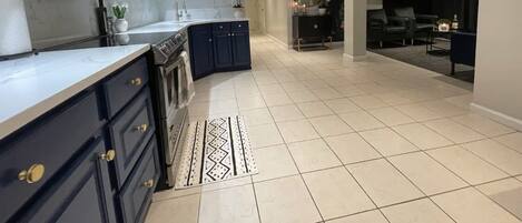 電子レンジ、オーブン、コンロ、調理器具と食器