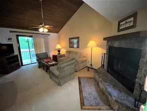 Televisión, chimenea, reproductor de DVD, mesa de ping pong