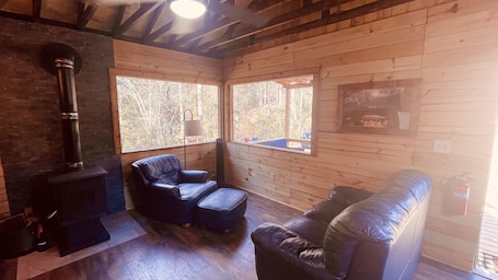 内装. Cozy cabin in the Cherokee National Forest. Minutes from Hiwassee River.