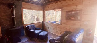 Cozy cabin in the Cherokee National Forest. Minutes from Hiwassee River.