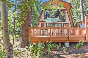 Outdoor dining - Carnelian Bay Cabin w/ Hot Tub, Pocket Lake Views (Carnelian Bay)