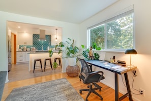 Dining - Hot Tub, 5 Mi to Lumen Field! Newly Updated Home (Seattle)
