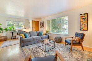 TV, fireplace, books - Hot Tub, 5 Mi to Lumen Field! Newly Updated Home (Seattle)