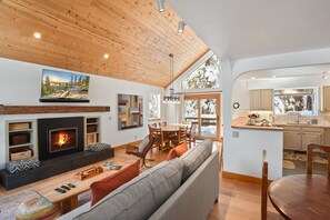 Televisión, chimenea, futbolito