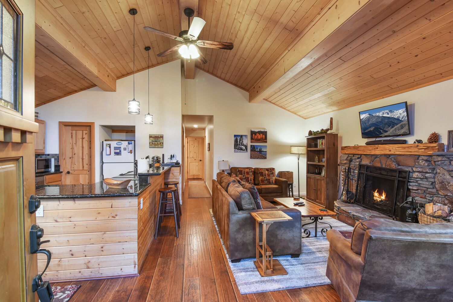 Knotty Pine Cabin - Remodeled, Dog Friendly