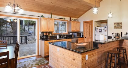 Knotty Pine Cabin - Remodeled, Close to Lake
