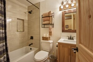 Combined shower/bathtub, hair dryer, towels