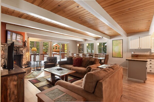 Una televisión, una chimenea