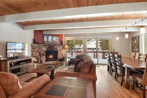 Una televisión, una chimenea