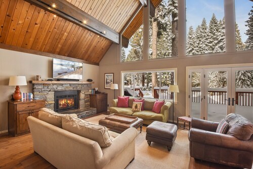 Remodeled Cabin - Walk to Beach, Hot Tub