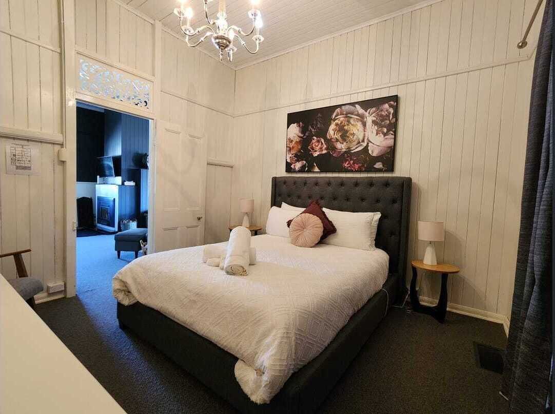 3 habitaciones, tabla de planchar con plancha, wifi y ropa de cama 