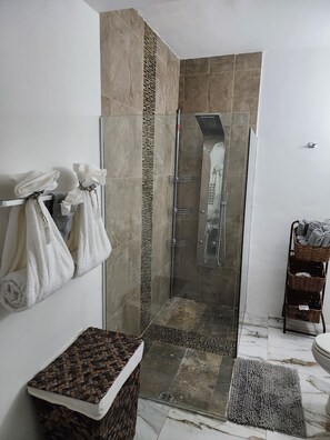 Suihku, hiustenkuivaaja, pyyhkeet, saippua