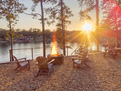 Waterfront Luxury Tiny Home 360 North on Wilson Lake Close to Robert Trent Jones