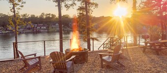 Waterfront Luxury Tiny Home 360 North on Wilson Lake Close to Robert Trent Jones