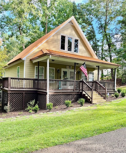 All Decked Out- Elegant Pickwick Lake Living, Sleeps 10