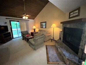 TV, peis, DVD-spiller og bordtennis