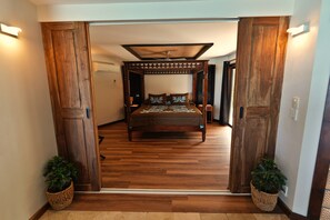 ラグジュアリー ヴィラ プライベートプール ビーチフロント | 高級寝具、羽毛の掛け布団、セーフティボックス (室内)、ノートパソコン用作業スペース