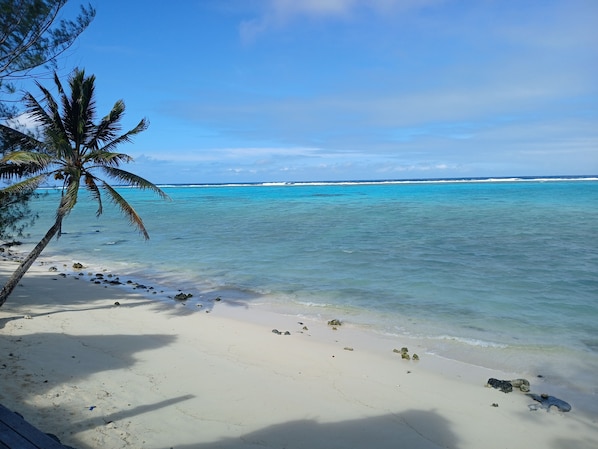 Ubicación a pie de playa, arena blanca, tumbonas y toallas de playa
