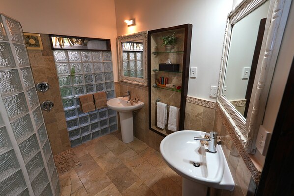 ラグジュアリー ヴィラ プライベートプール ビーチフロント | バスルーム | シャワー、レインフォールシャワー、デザイナーバスアメニティ、ヘアドライヤー