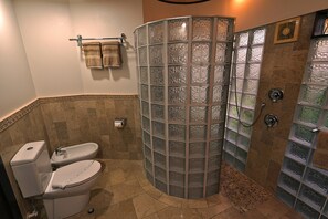 ラグジュアリー ヴィラ プライベートプール ビーチフロント | バスルーム | シャワー、レインフォールシャワー、デザイナーバスアメニティ、ヘアドライヤー