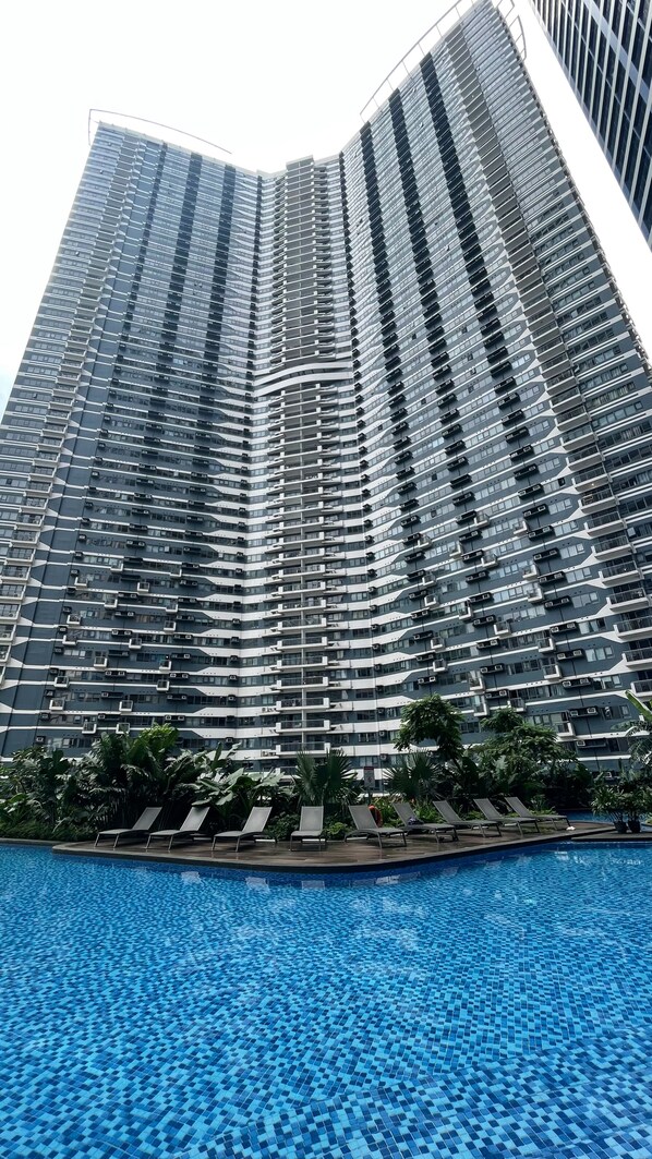Pool - Condo in Makati, Fast Wi Fi + Netflix, Magnificent view of Makati Skyline (Makati)
